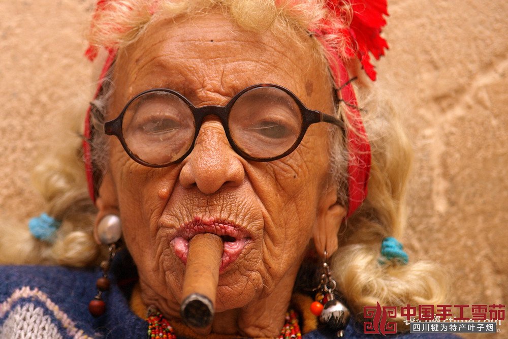 Cigar_smoking_woman_in_Cuba.jpg